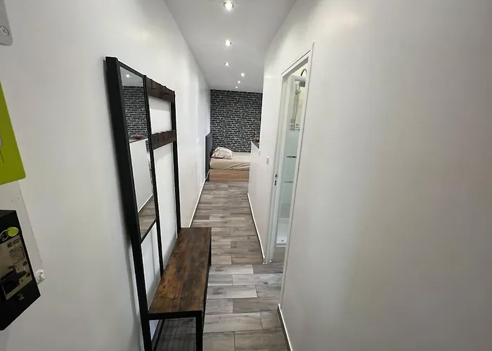 Quiet & Bright Studio 15Min Away From Paris